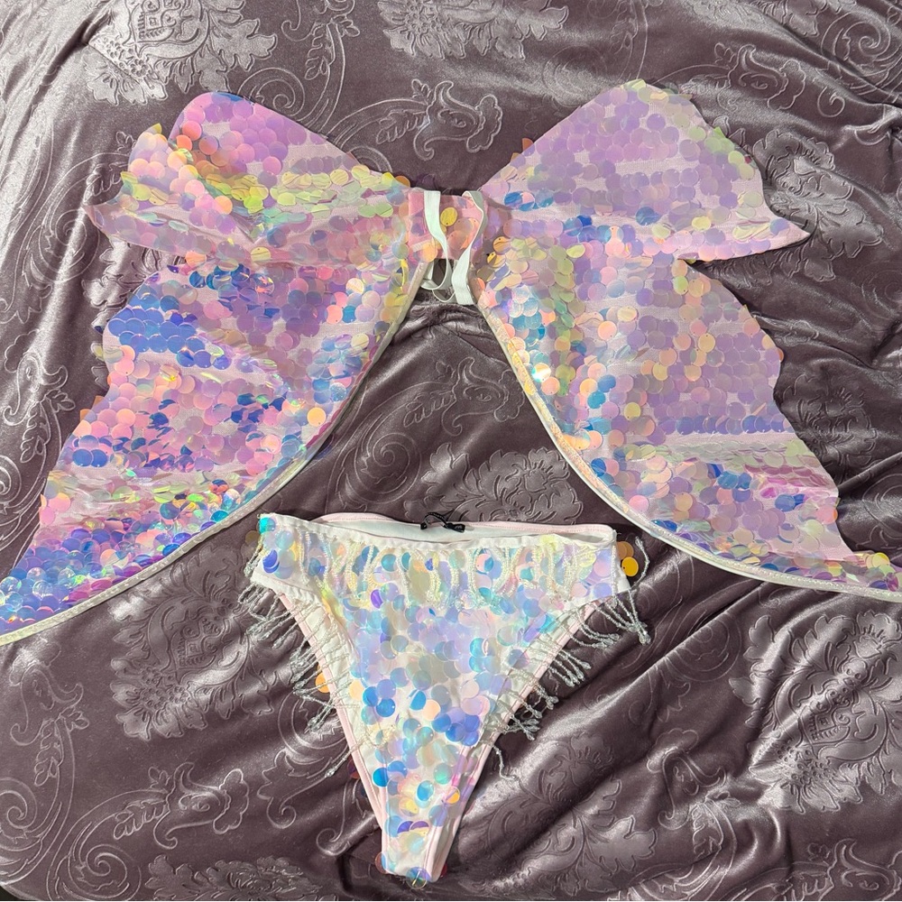 PrettyLittleThing Iridescent Wings and matching bottoms - Picture 3 of 5